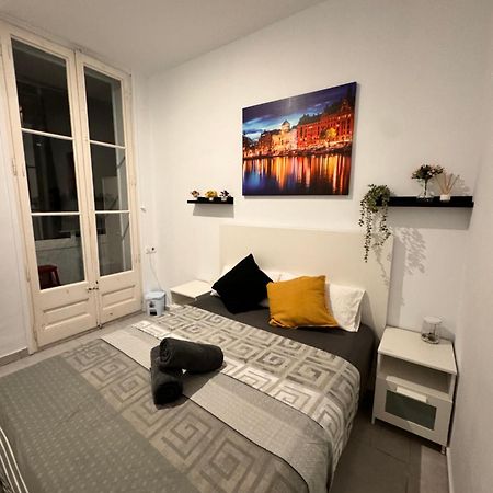 Rooms In Spacious Apartment In City Center Barcelona Kültér fotó