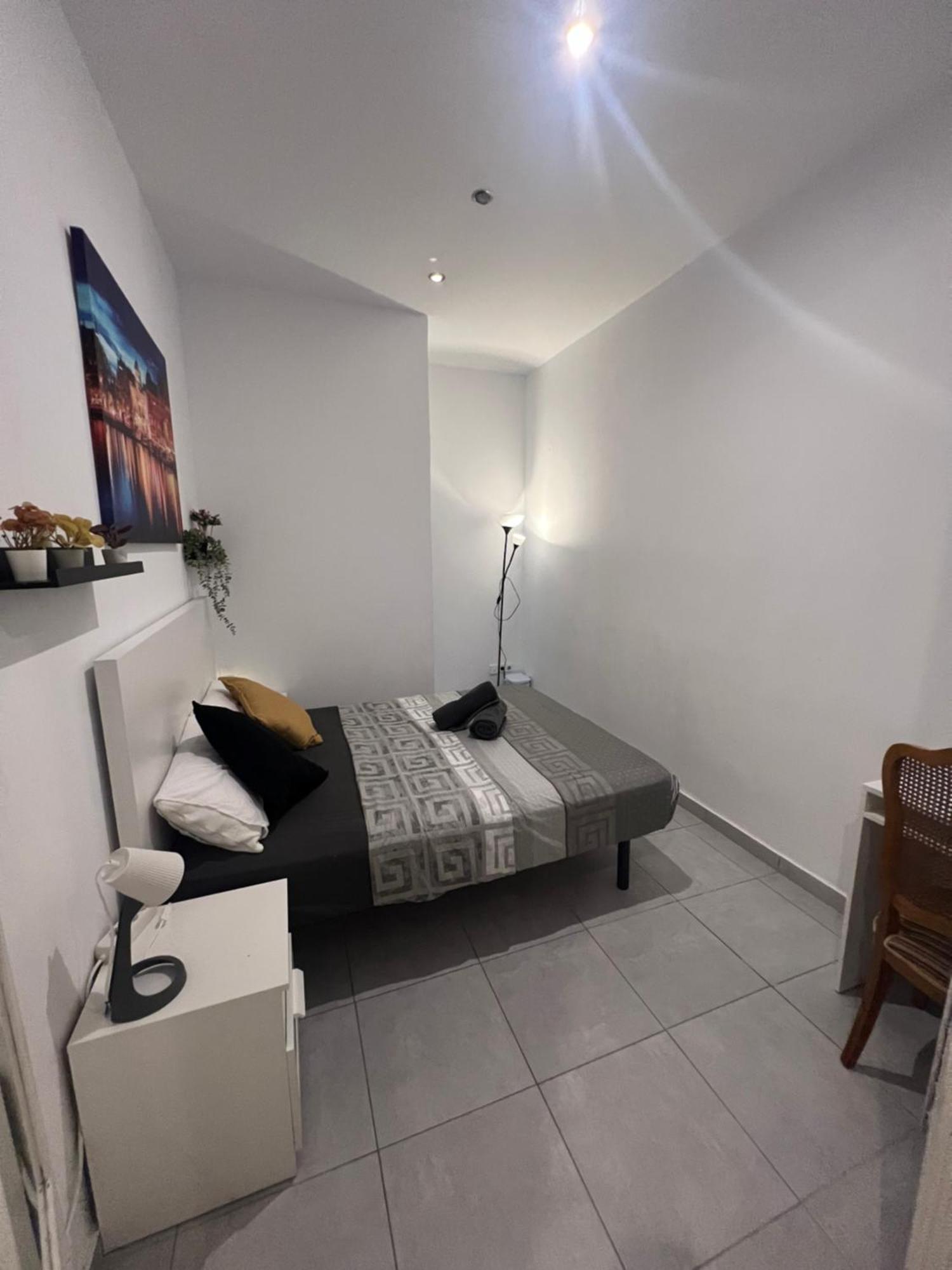 Rooms In Spacious Apartment In City Center Barcelona Kültér fotó