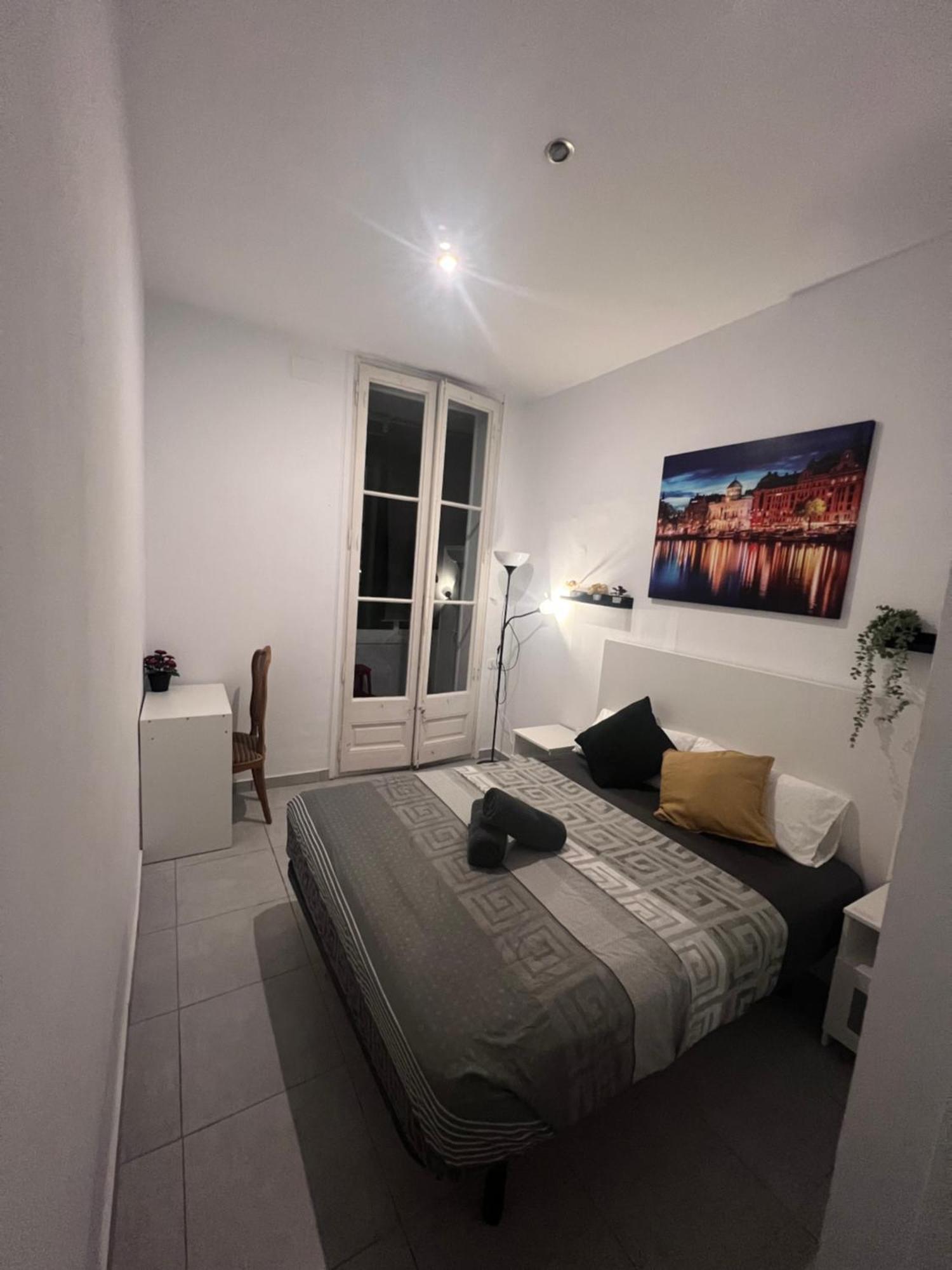 Rooms In Spacious Apartment In City Center Barcelona Kültér fotó
