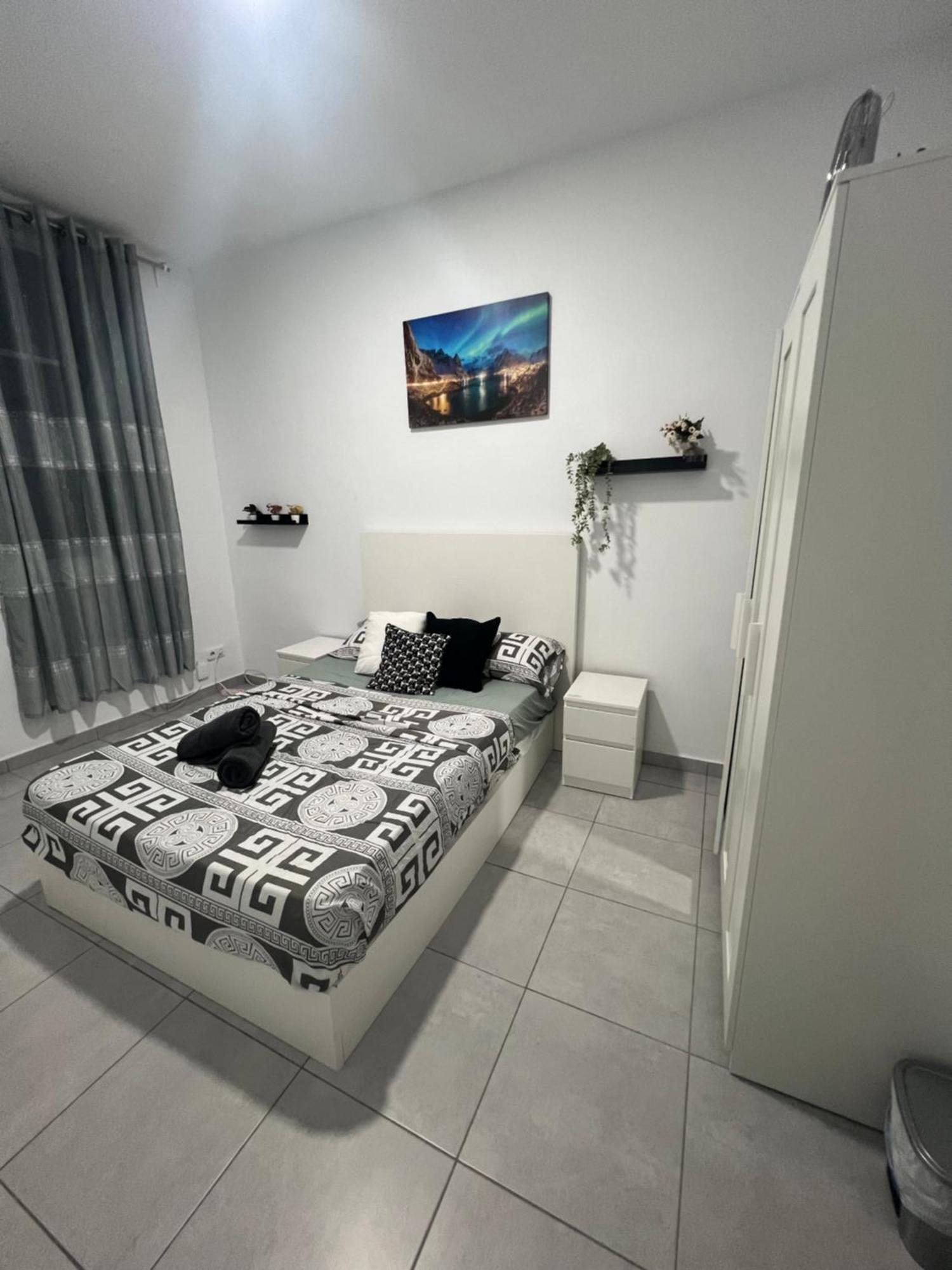 Rooms In Spacious Apartment In City Center Barcelona Kültér fotó