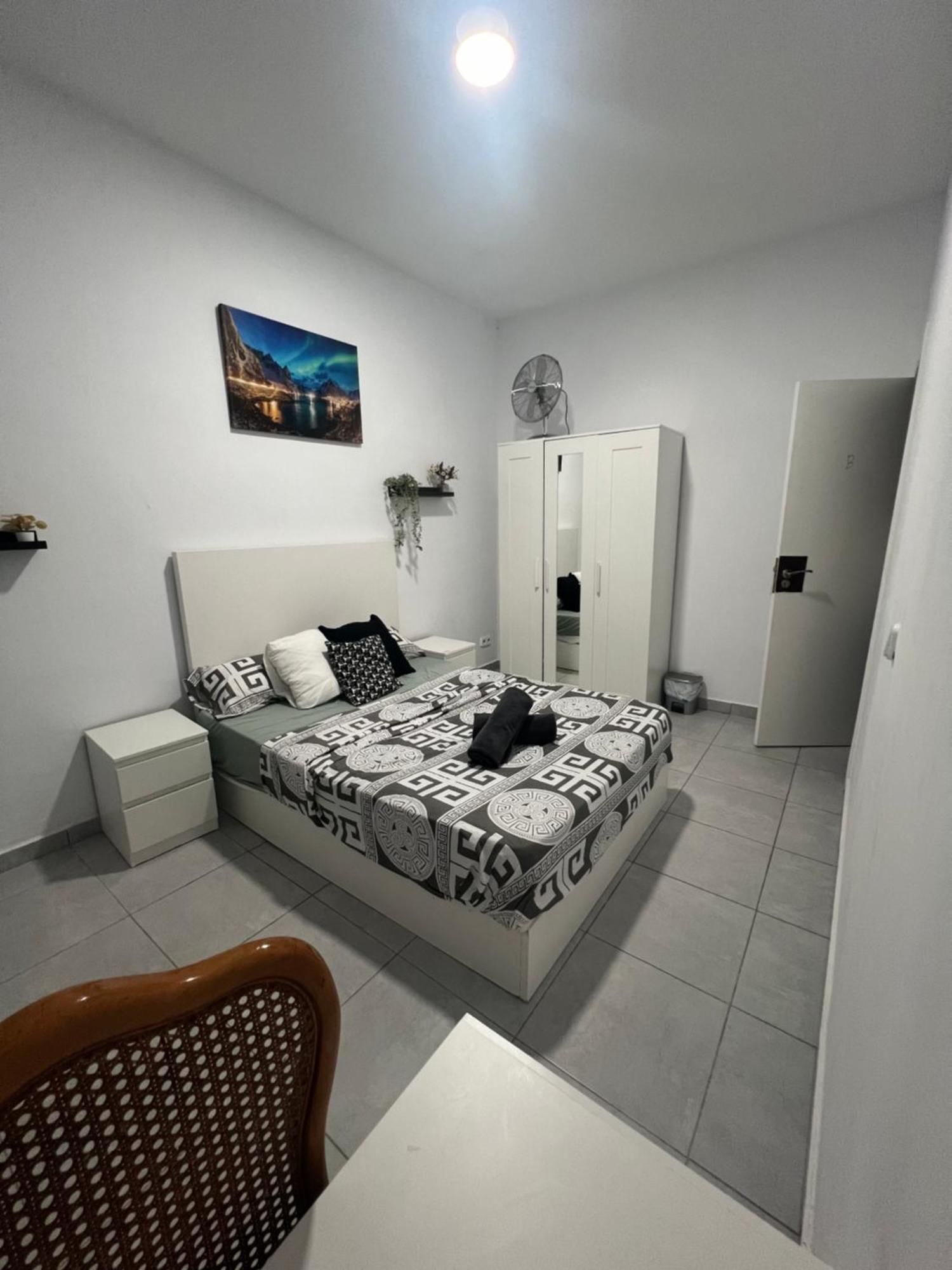 Rooms In Spacious Apartment In City Center Barcelona Kültér fotó